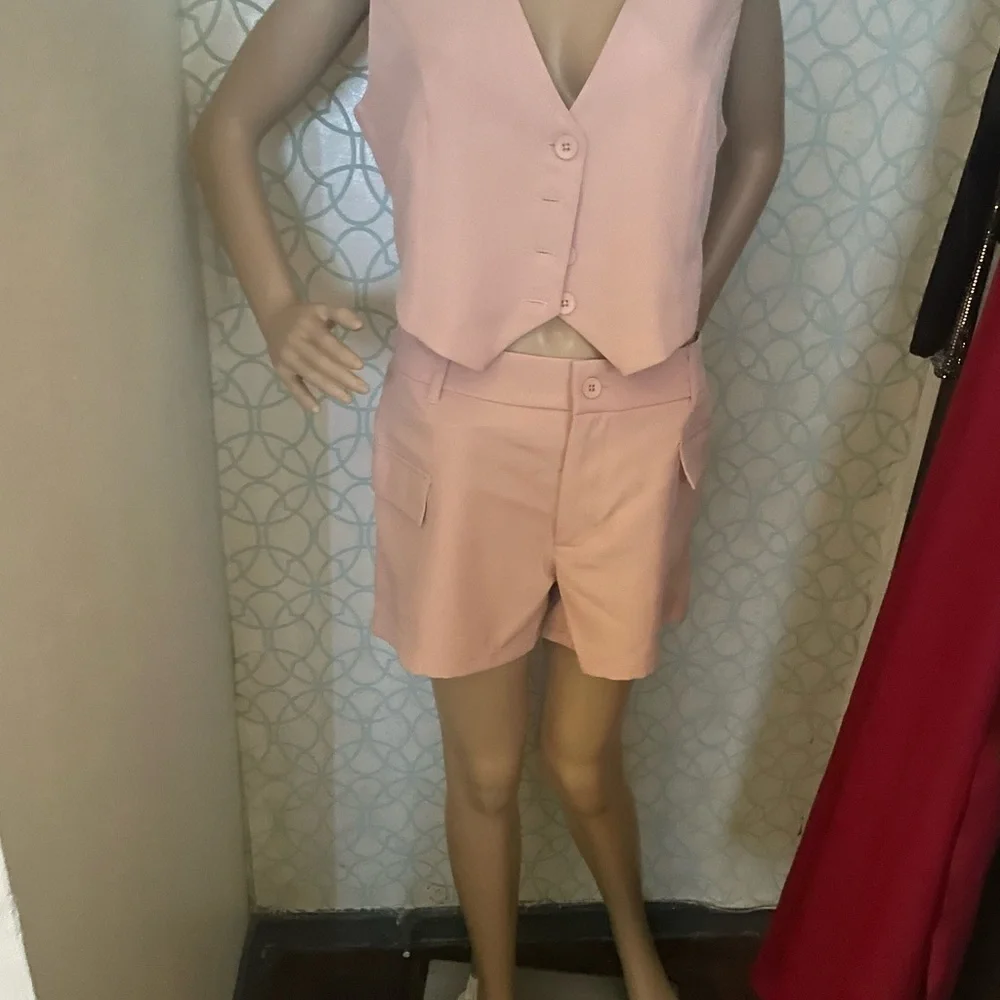 Pink Bermudas with a relaxed fit and high-waisted design - Picture 4 of 9